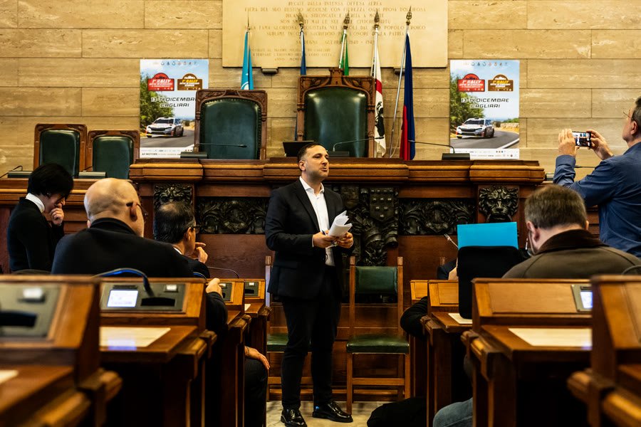 Presentazione di una gara in aula consiliare, con la stampa e le telecamere