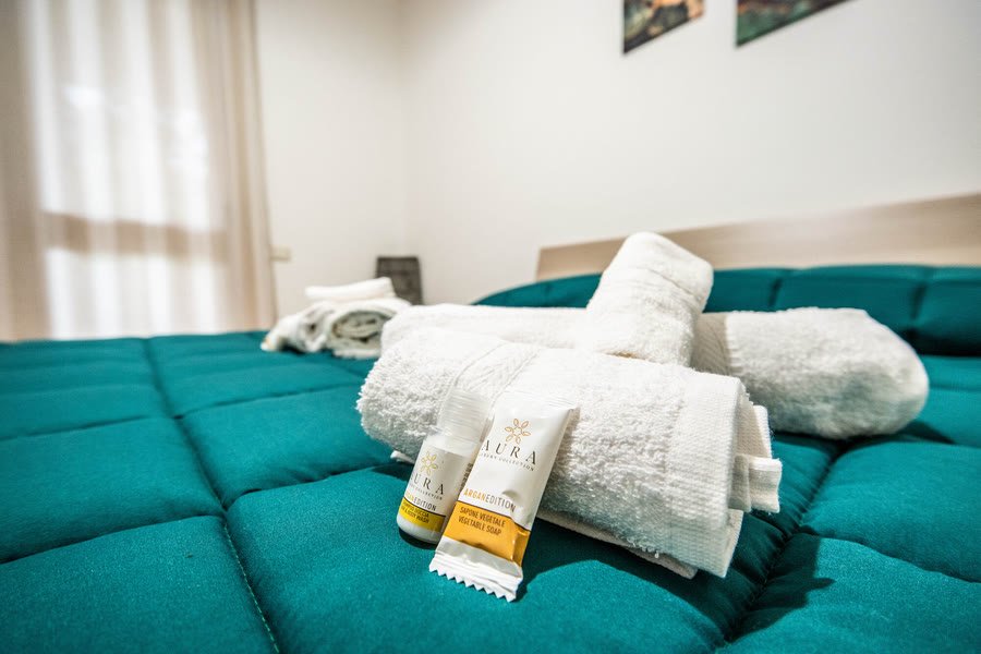 Camera preparata con asciugamani piegati sul letto
